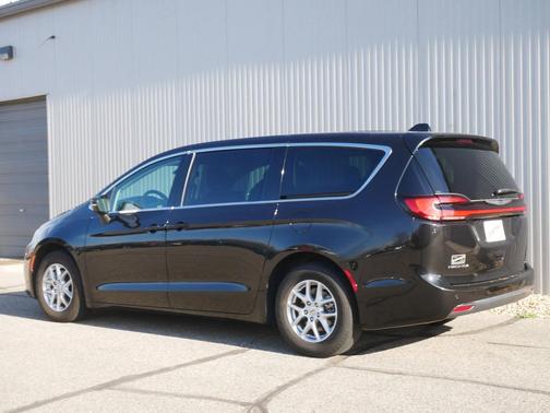 Brilliant Black Crystal Pearlcoat 2023 Chrysler Pacifica Touring L