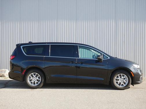 Brilliant Black Crystal Pearlcoat 2023 Chrysler Pacifica Touring L