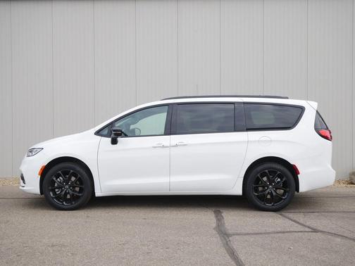 Bright White Clearcoat 2026 Chrysler Pacifica Limited