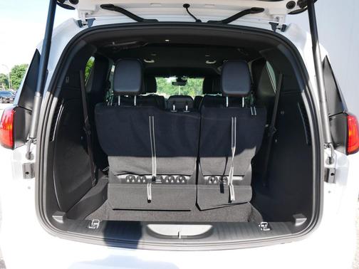 Bright White Clearcoat 2027 Chrysler Pacifica LX