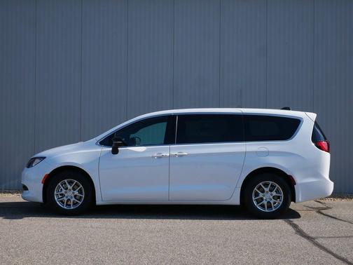 Bright White Clearcoat 2027 Chrysler Pacifica LX