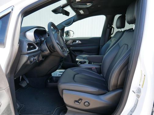Bright White Clearcoat 2027 Chrysler Pacifica LX