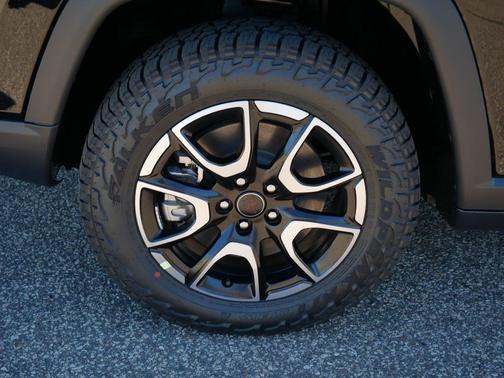 Diamond Black Crystal Pearlcoat 2026 Jeep Compass Trailhawk