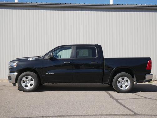Diamond Black Crystal Pearlcoat 2025 RAM 1500 Big Horn/Lone Star