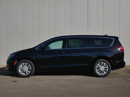 Diamond Black Crystal Pearlcoat 2026 Chrysler Pacifica L