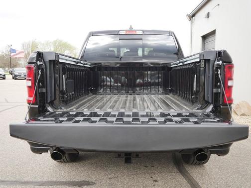 Diamond Black Crystal Pearlcoat 2026 RAM 1500 Laramie