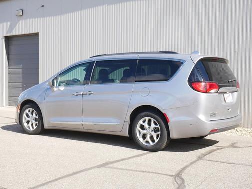 Billet Silver Metallic Clearcoat 2017 Chrysler Pacifica Touring-L