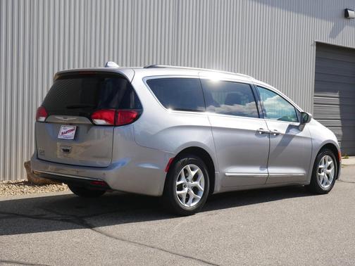 Billet Silver Metallic Clearcoat 2017 Chrysler Pacifica Touring-L