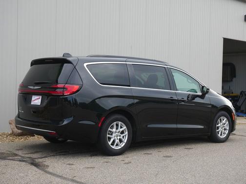 Brilliant Black Crystal Pearlcoat 2022 Chrysler Pacifica Touring L