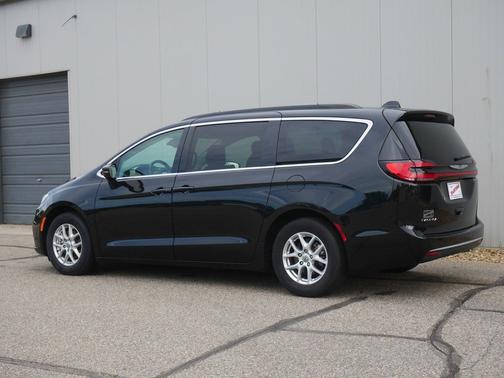 Brilliant Black Crystal Pearlcoat 2022 Chrysler Pacifica Touring L