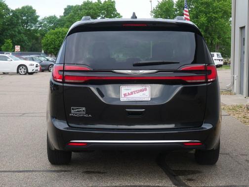Brilliant Black Crystal Pearlcoat 2022 Chrysler Pacifica Touring L