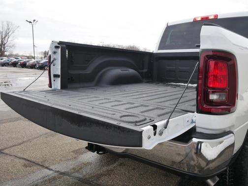 Bright White Clearcoat 2026 RAM 2500 Big Horn Crew Cab 4x4 6'4' Box