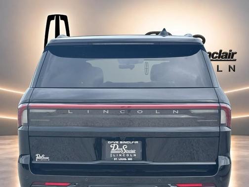 Infinite Black Metallic Clearcoat 2027 Lincoln Navigator Reserve