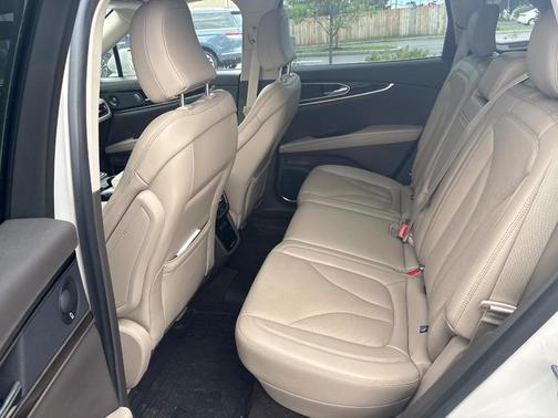 Ceramic Pearl Metallic Tinted Clearcoat 2023 Lincoln Nautilus Reserve
