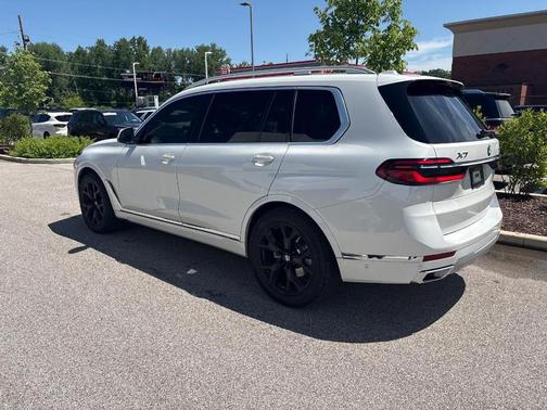 Mineral White Metallic 2025 BMW X7 xDrive40i