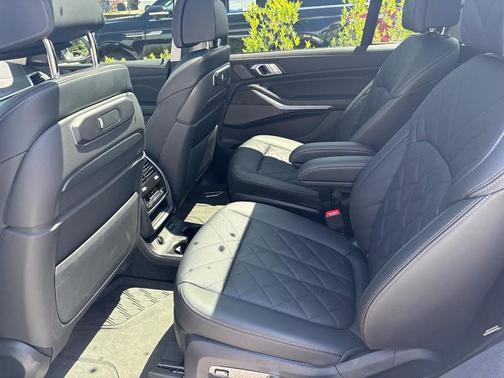 Mineral White Metallic 2025 BMW X7 xDrive40i