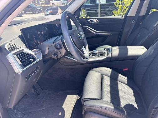 Mineral White Metallic 2025 BMW X7 xDrive40i