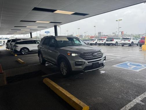 Iconic Silver Metallic 2023 Ford Explorer Limited