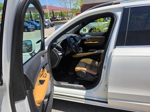 Crystal White Metallic 2018 Volvo XC90 T5 Momentum