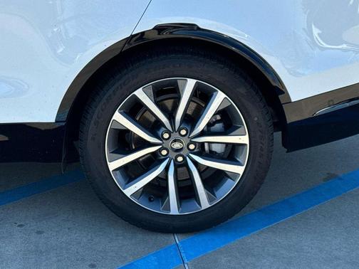 2024 Land Rover Discovery P300 Dynamic SE