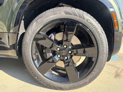Woolstone Green 2026 Land Rover Defender P400 X-Dynamic SE