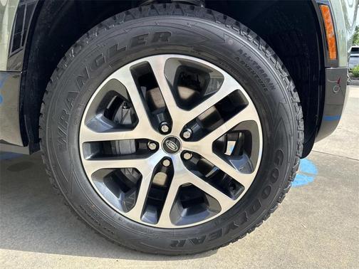 2025 Land Rover Defender P400 X-Dynamic SE