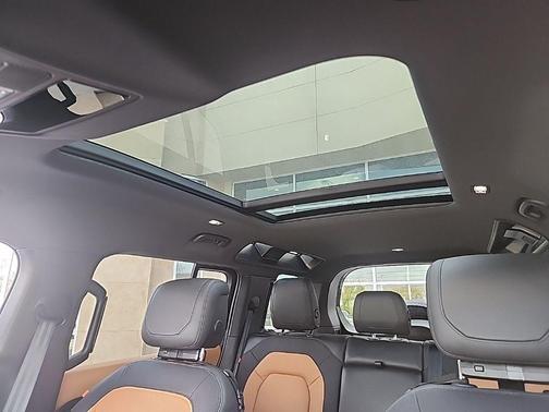 2024 Land Rover Defender P400 X-Dynamic SE