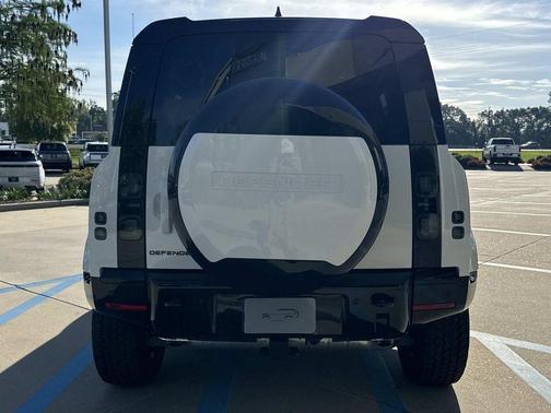 Fuji White 2026 Land Rover Defender P400 X-Dynamic SE