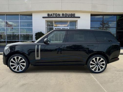 Santorini Black 2026 Land Rover Range Rover P400 SE 7 Seat
