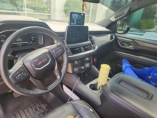 Summit White 2023 GMC Yukon AT4