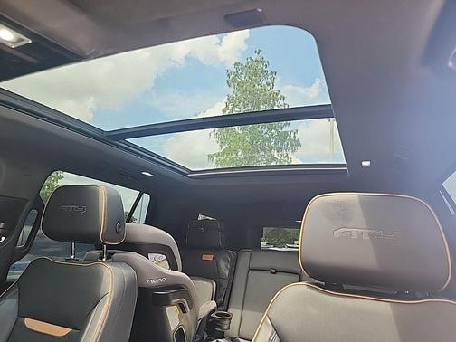 Summit White 2023 GMC Yukon AT4