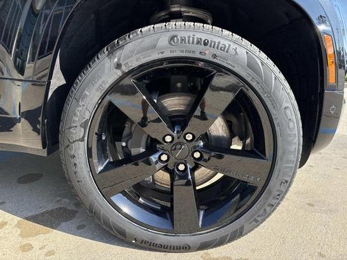 Santorini Black 2026 Land Rover Defender P400 X-Dynamic SE