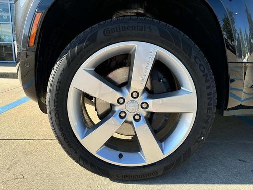 2025 Land Rover Defender P500 X-Dynamic SE