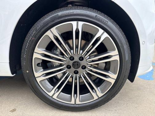 Fuji White 2026 Land Rover Range Rover Sport P460e Dynamic SE