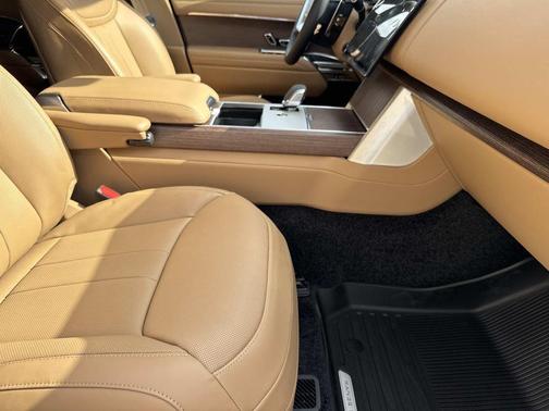 Ostuni Pearl White 2026 Land Rover Range Rover P400 SE 7 Seat