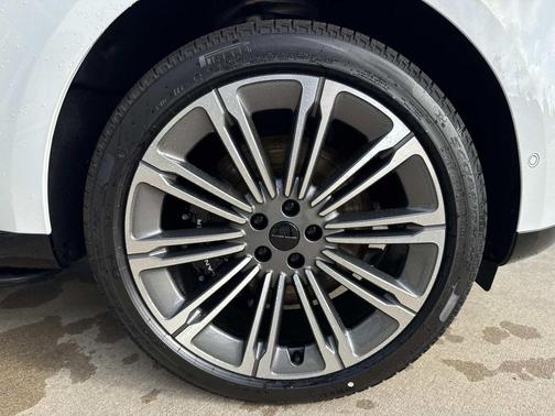 Fuji White 2026 Land Rover Range Rover P530 SE 7 Seat