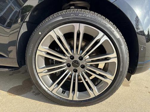 Santorini Black 2026 Land Rover Range Rover P530 SE 7 Seat