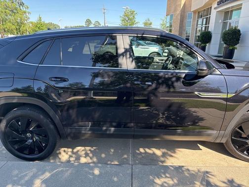 Deep Black Pearl Effect 2024 Volkswagen Atlas Cross Sport 2.0T SE w/Technology