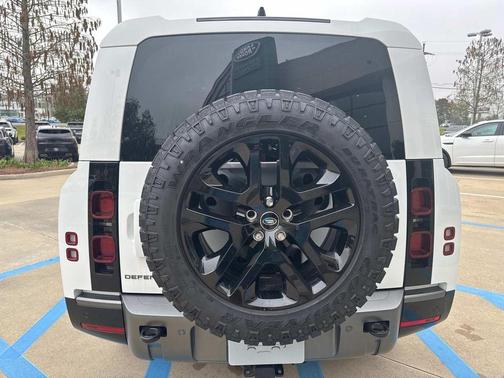 2025 Land Rover Defender P400 Outbound