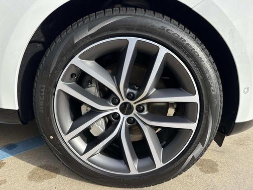 Fuji White 2026 Land Rover Range Rover P550e SE