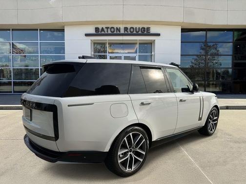 Fuji White 2026 Land Rover Range Rover P550e SE