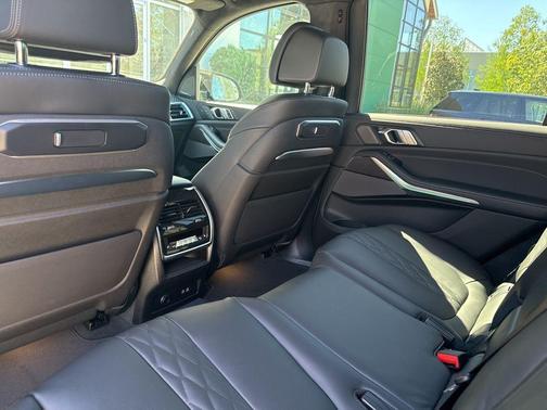 Carbon Black Metallic 2026 BMW X7 M60i