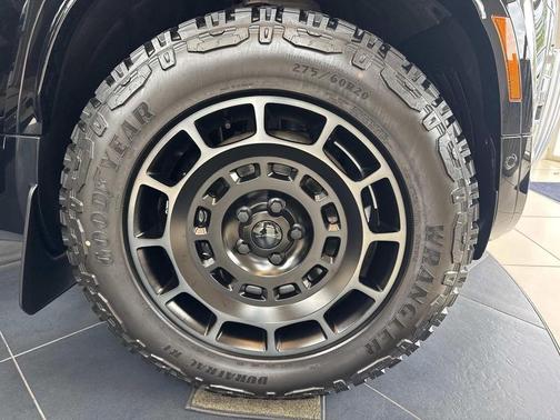 Narvik Black 2026 Land Rover Defender V8