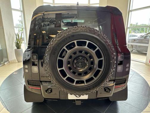 Narvik Black 2026 Land Rover Defender V8