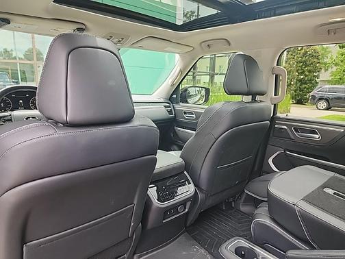 Black Obsidian 2025 INFINITI QX80 Luxe