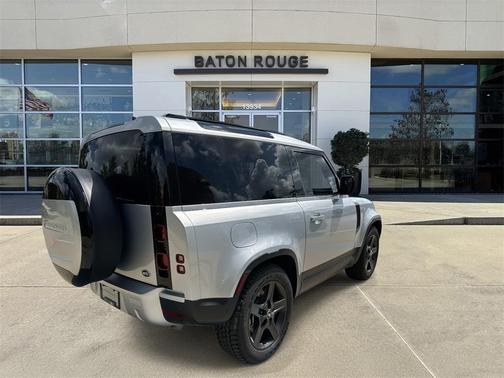 2023 Land Rover Defender SE