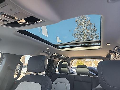 2024 Land Rover Defender P400 X-Dynamic SE