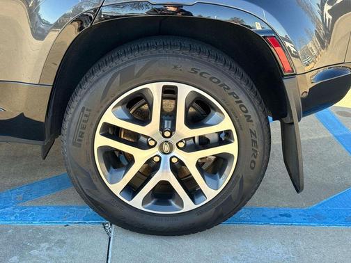 2024 Land Rover Defender P400 X-Dynamic SE