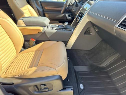Carpathian Grey 2026 Land Rover Discovery Dynamic SE