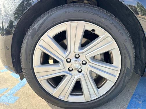 Santorini Black 2023 Land Rover Range Rover P400 SE